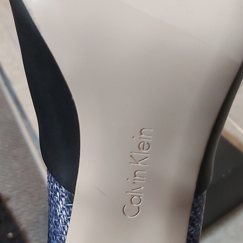 Heels - Picture 3 of 3